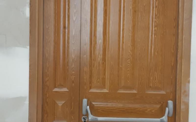 puerta de emergencia en madera