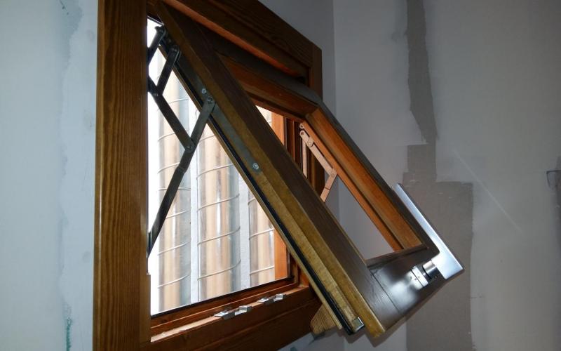 ventana madera proyectante