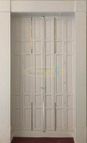 balcón lacado blanco con contraventanas plegables