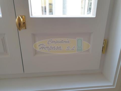 detalle ventana madera blanca interior